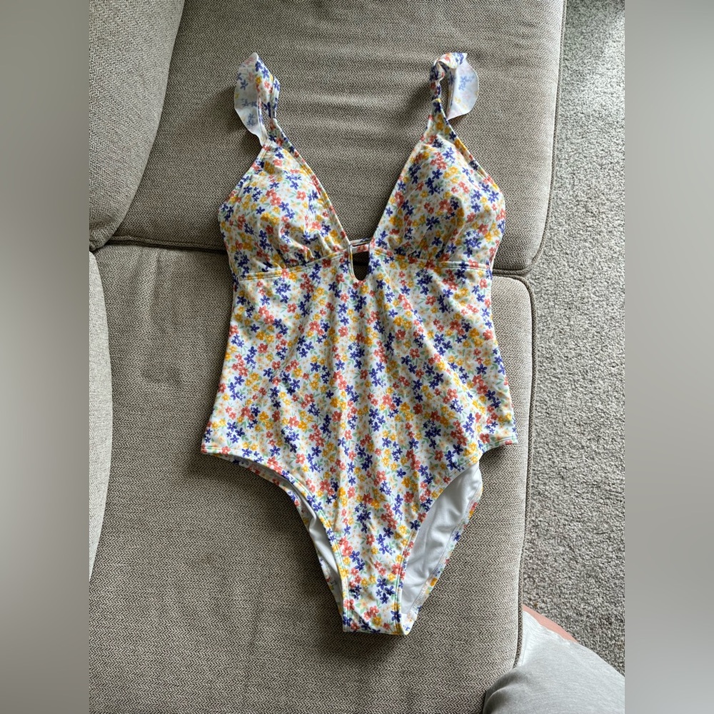 Shade and shore size large swim suit